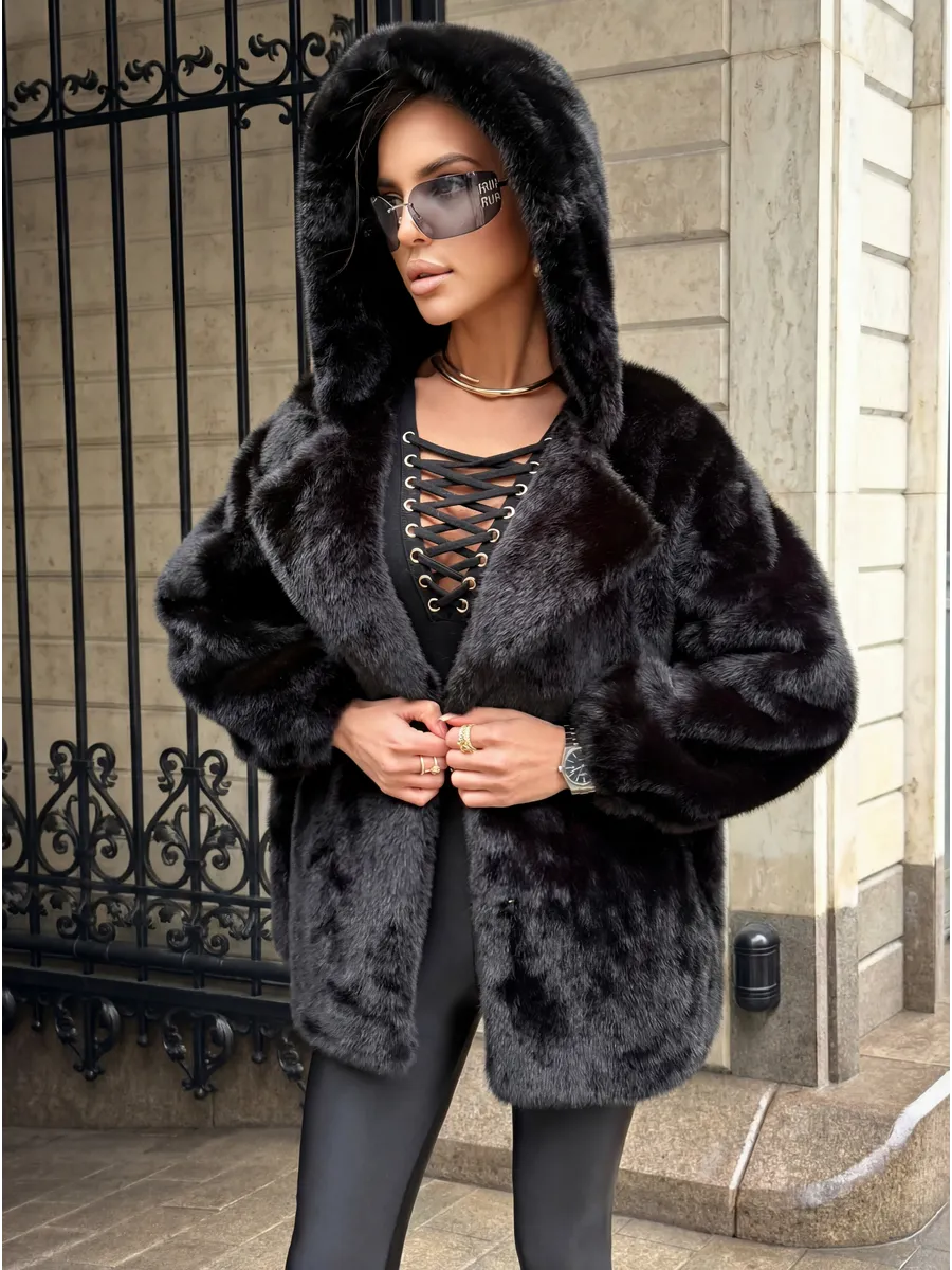 Шуба искусственная зимняя короткая с капюшоном