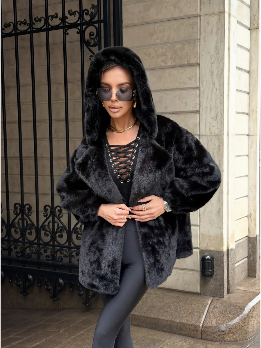 Черная шуба искусственная зимняя короткая с капюшоном