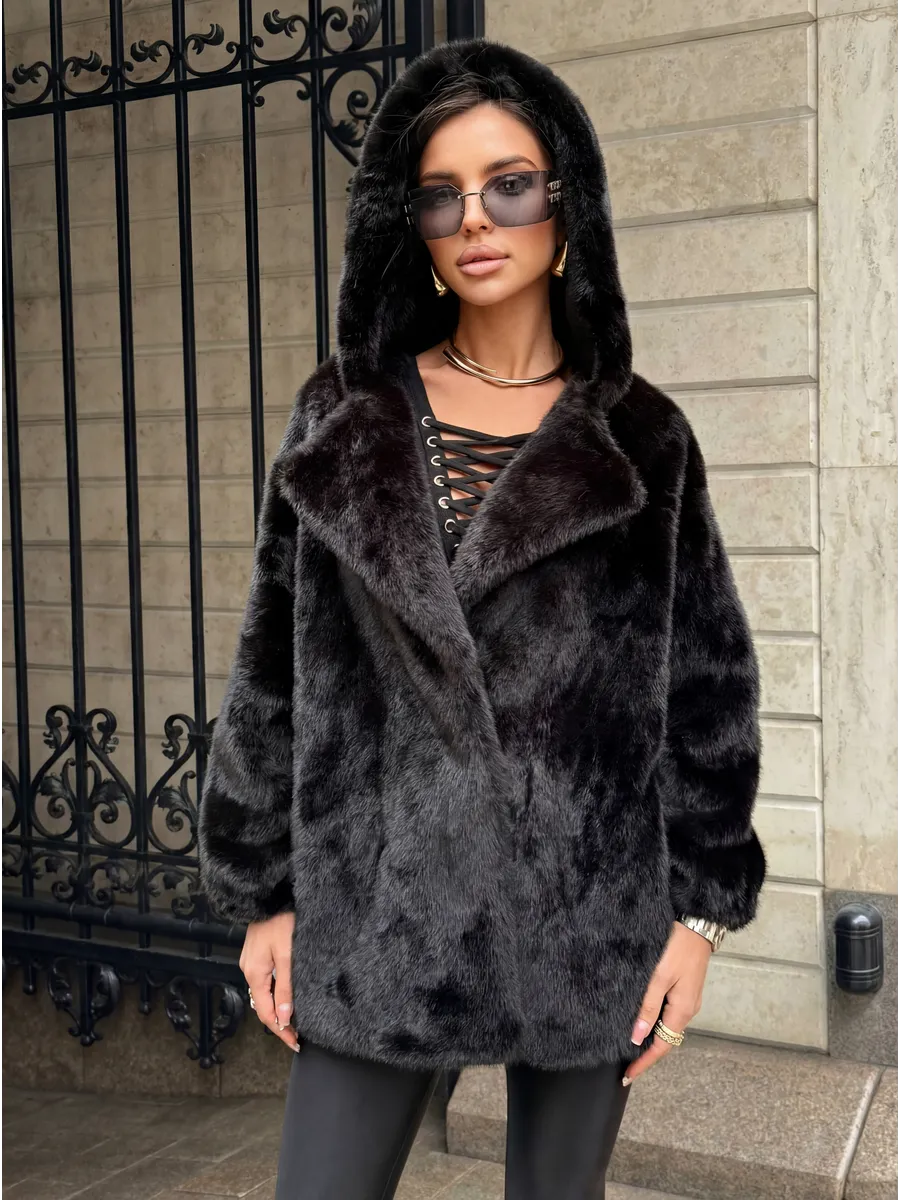 Черная шуба искусственная зимняя короткая с капюшоном