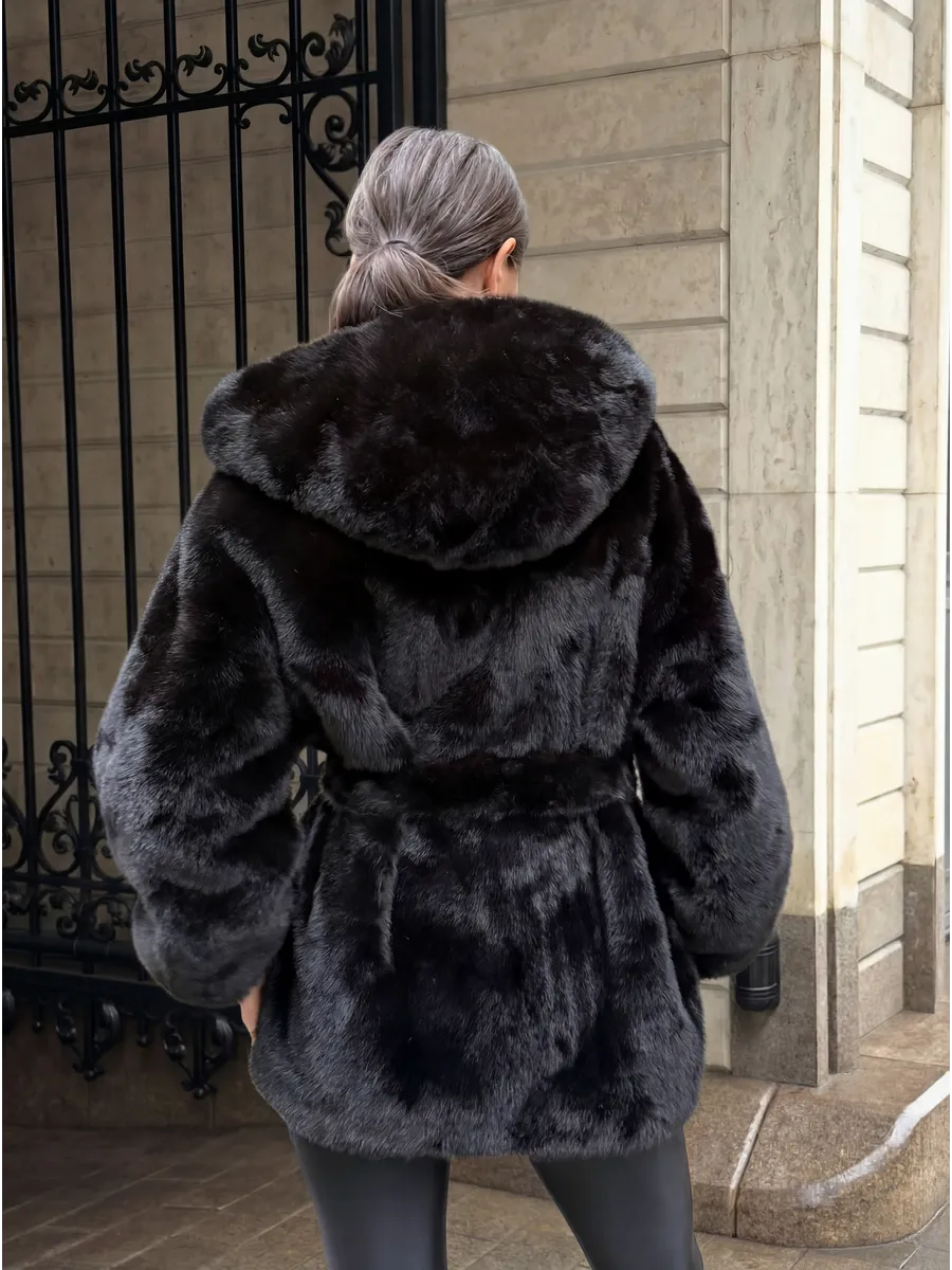 Черная шуба искусственная зимняя короткая с капюшоном