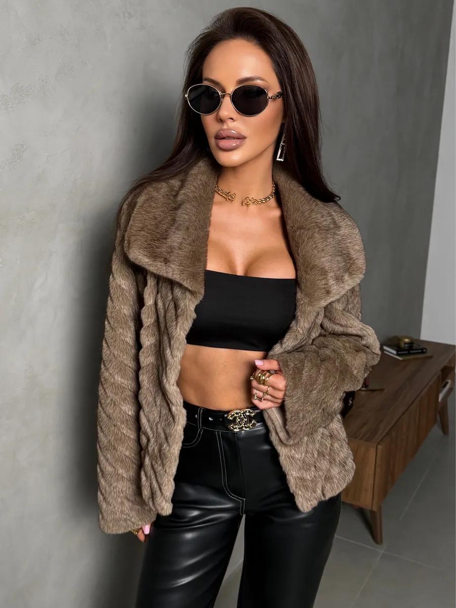 Бежевая шуба искусственная зимняя короткая