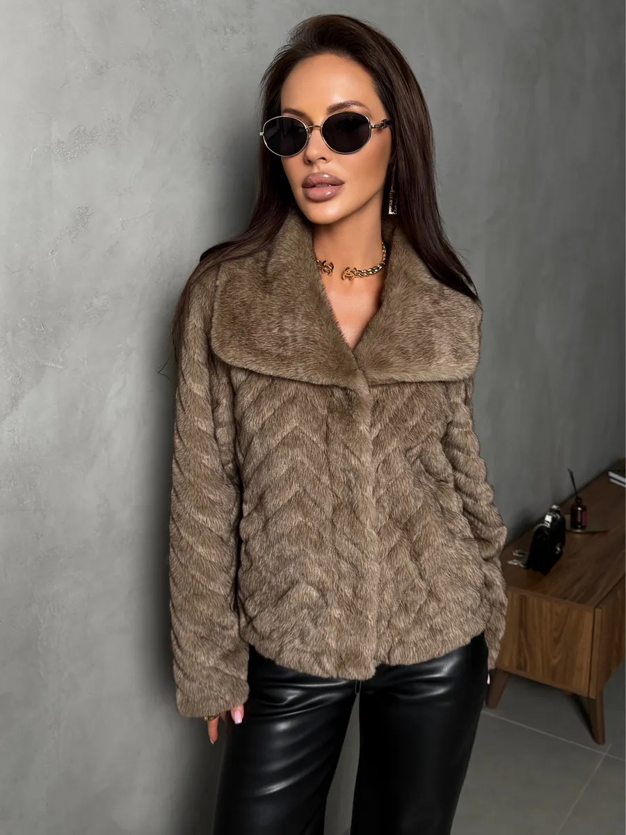 Бежевая шуба искусственная зимняя короткая