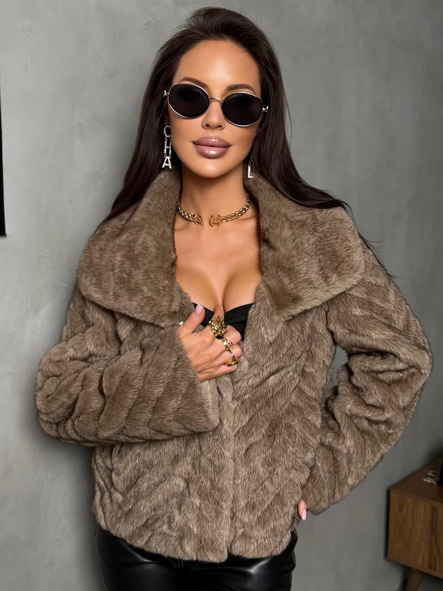 Бежевая шуба искусственная зимняя короткая