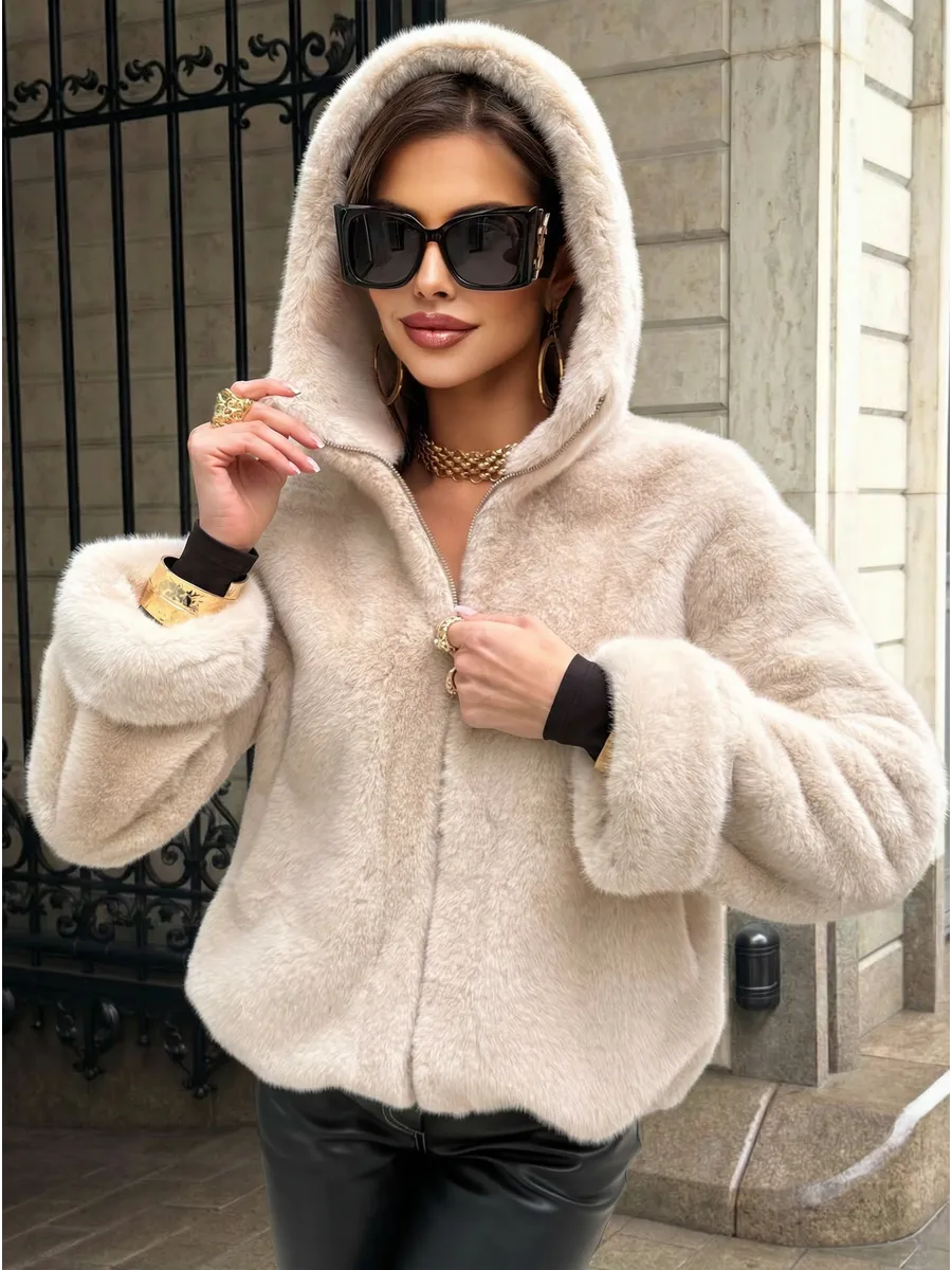 Шуба искусственная зимняя короткая с капюшоном