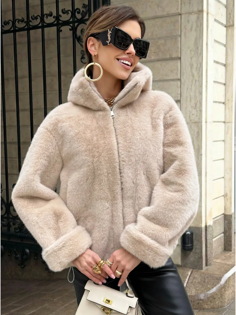 Шуба искусственная зимняя короткая с капюшоном