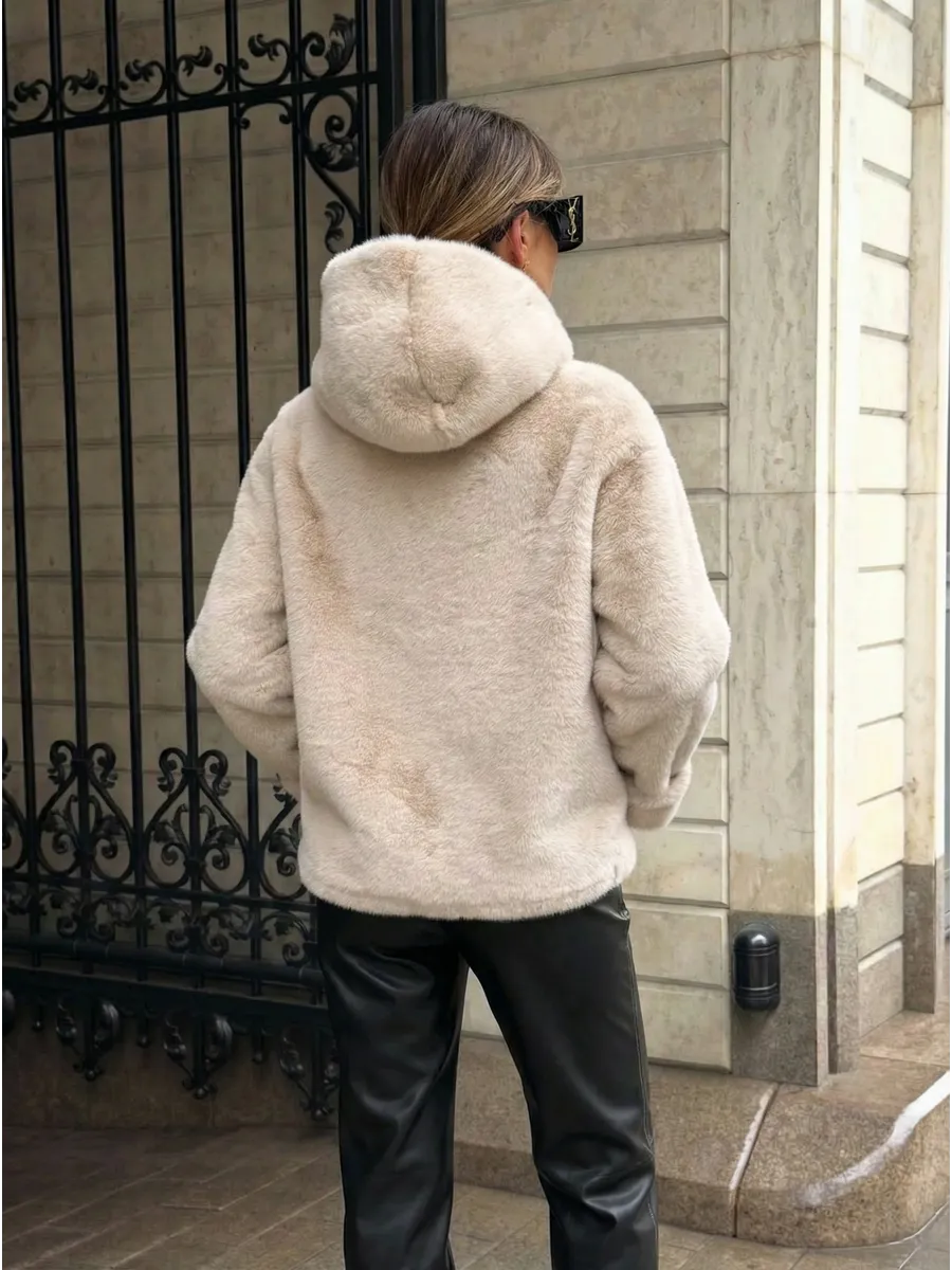 Шуба искусственная зимняя короткая с капюшоном