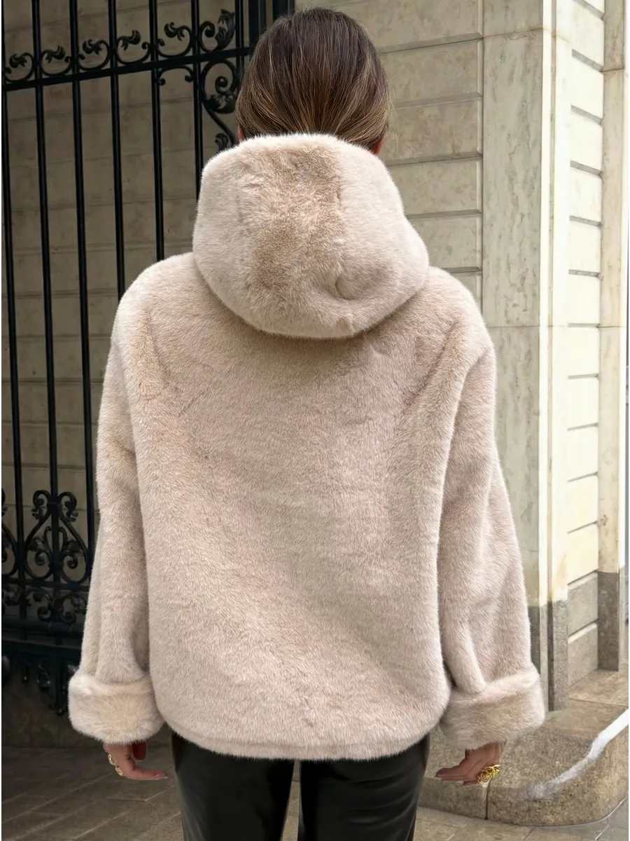 Шуба искусственная зимняя короткая с капюшоном