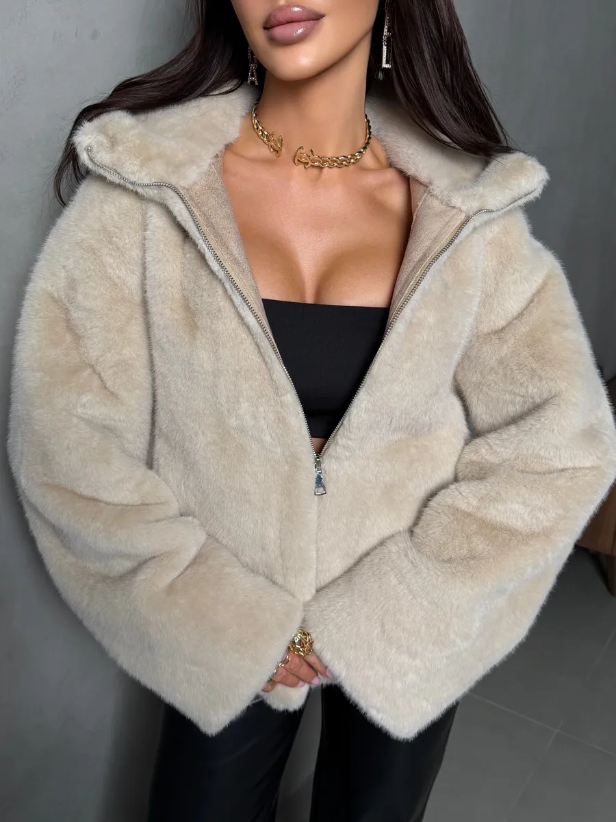 Шуба искусственная зимняя короткая с капюшоном