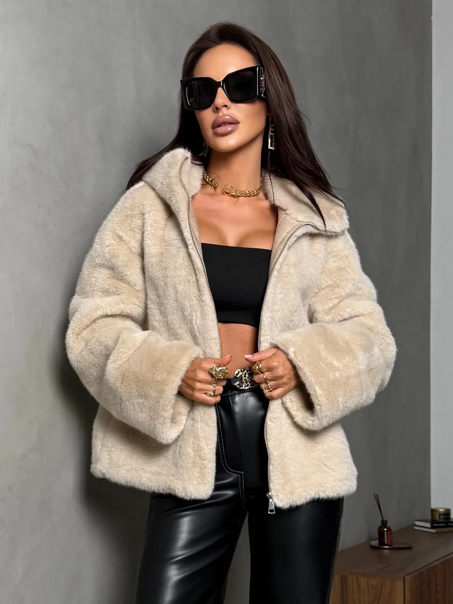 Шуба искусственная зимняя короткая с капюшоном