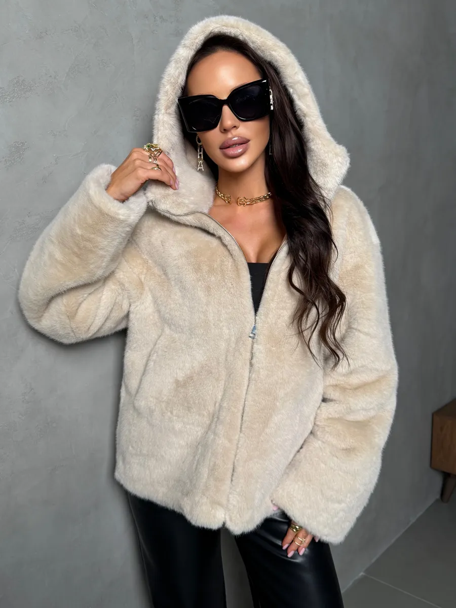 Шуба искусственная зимняя короткая с капюшоном