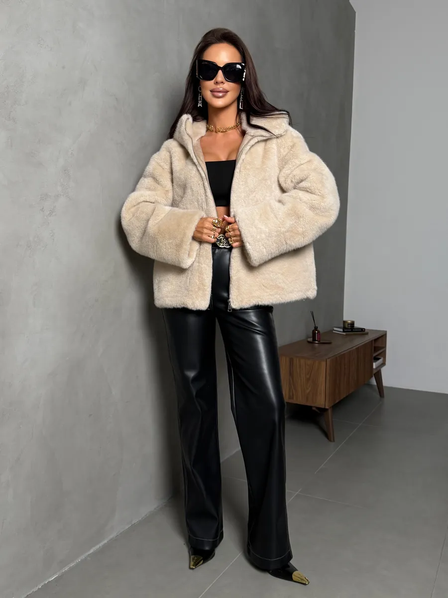 Шуба искусственная зимняя короткая с капюшоном