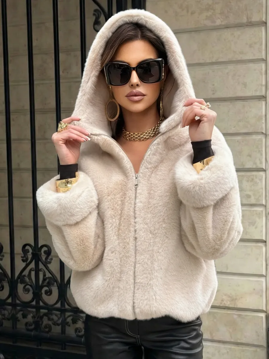 Шуба искусственная зимняя короткая с капюшоном