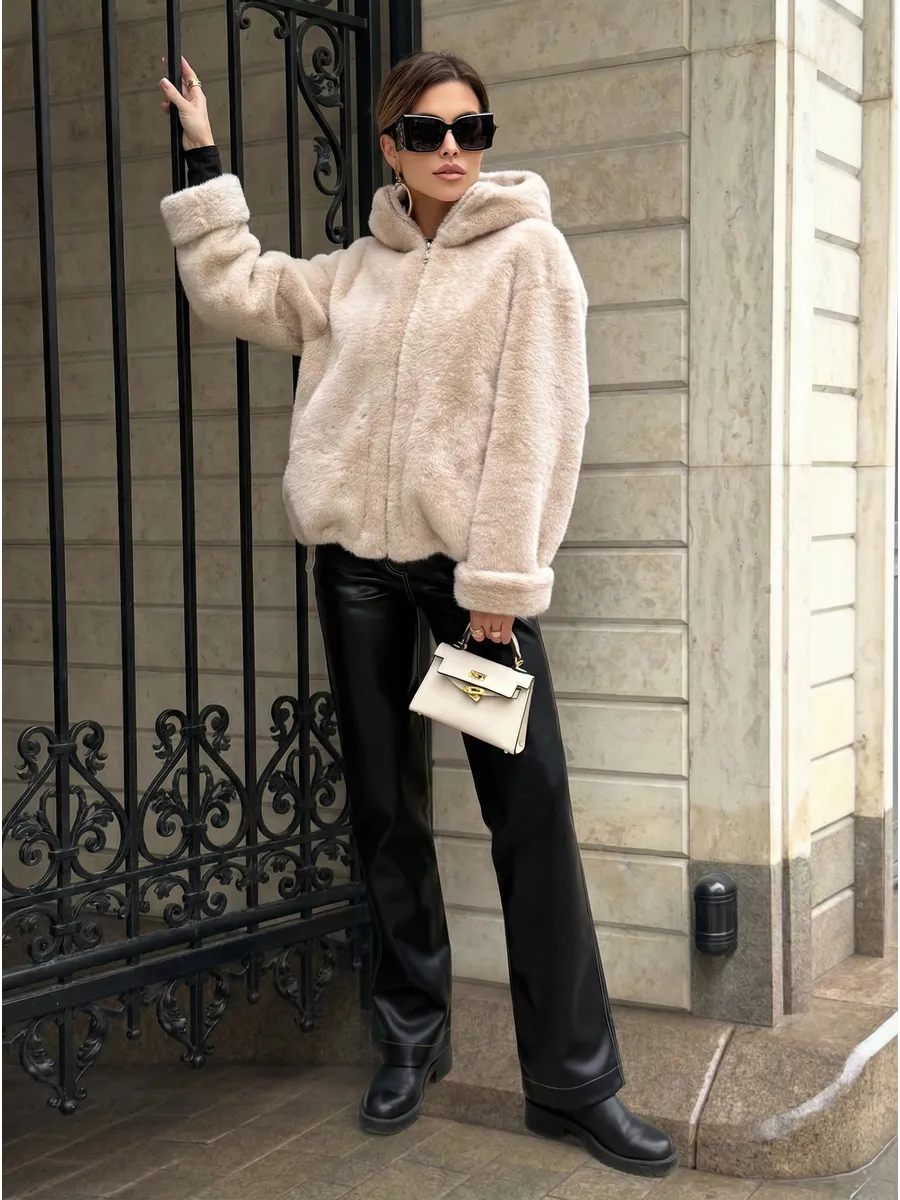 Шуба искусственная зимняя короткая с капюшоном