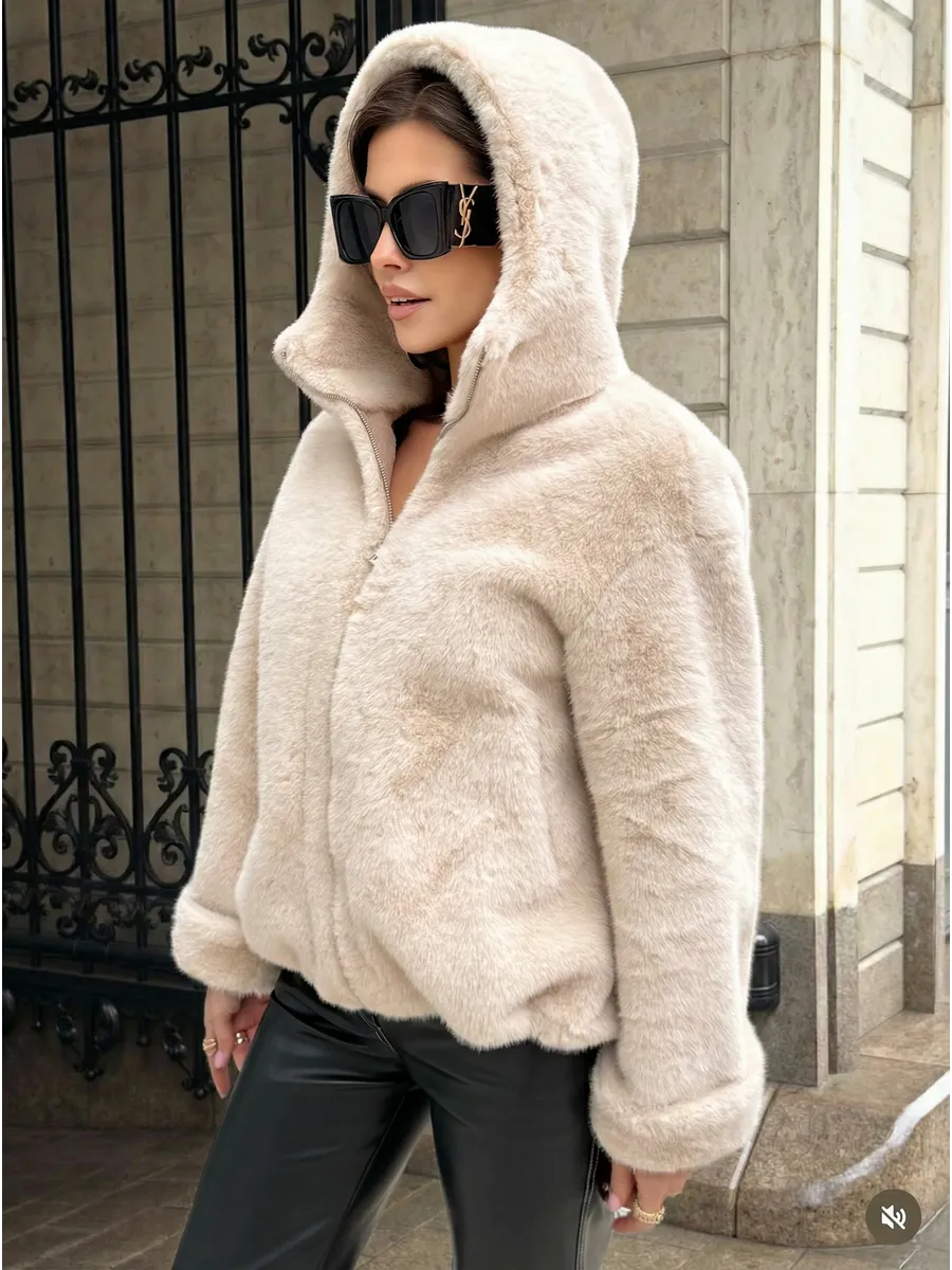 Шуба искусственная зимняя короткая с капюшоном