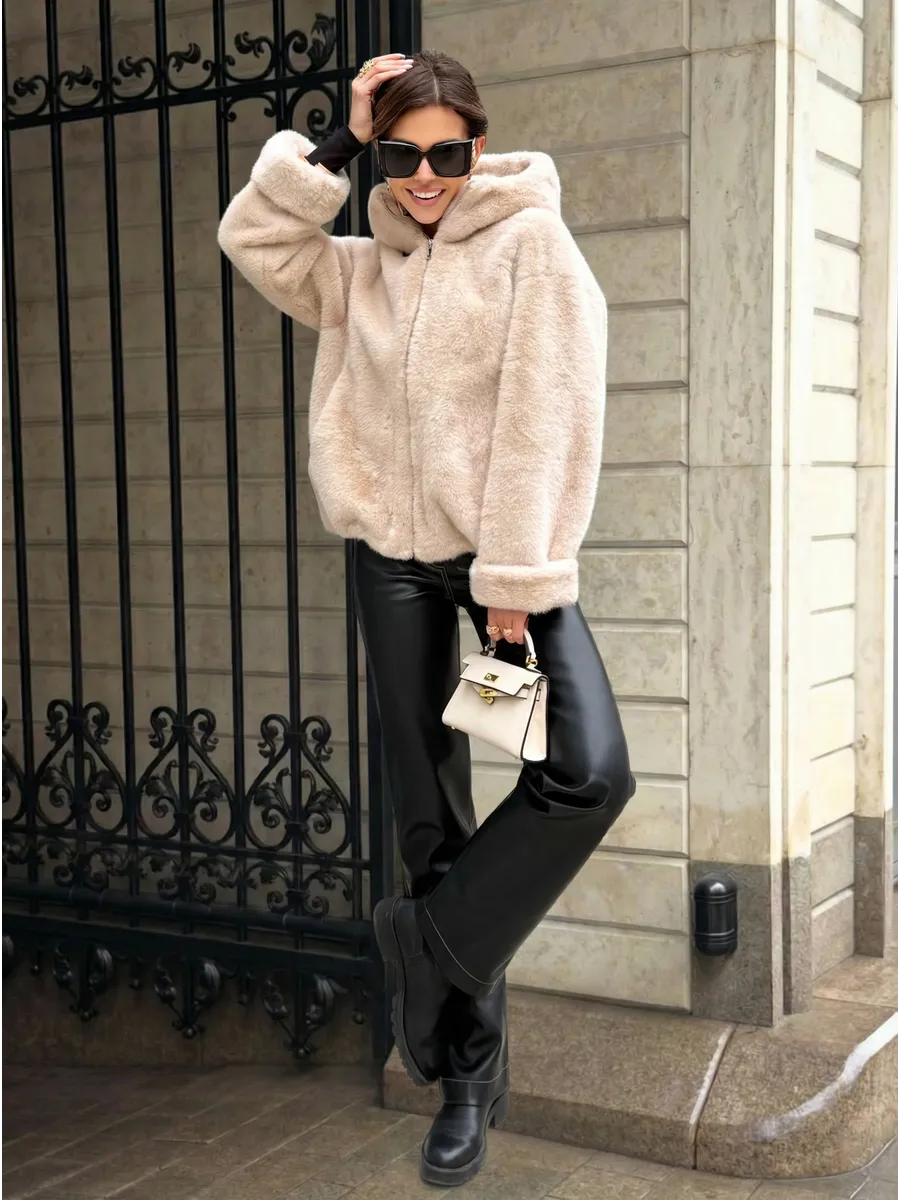 Шуба искусственная зимняя короткая с капюшоном