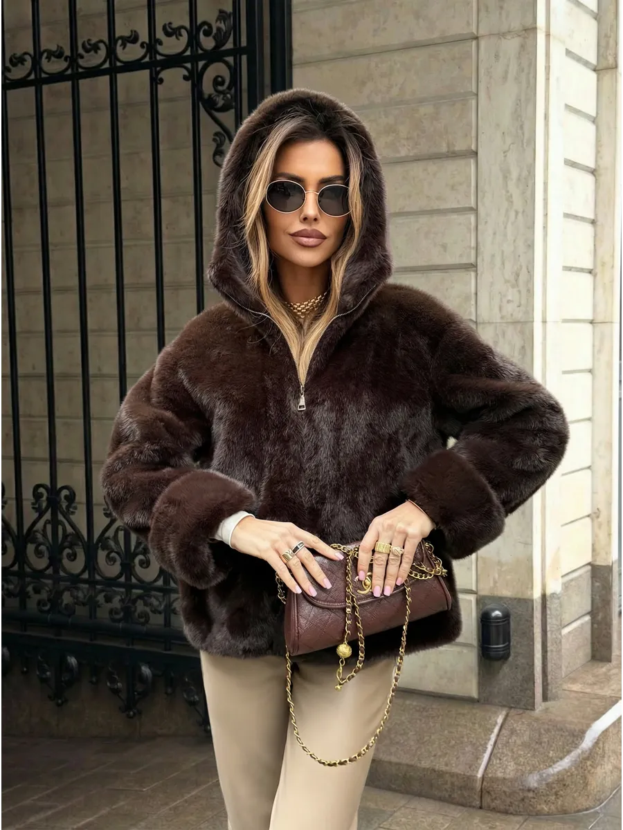 Коричневая шуба искусственная зимняя короткая с капюшоном