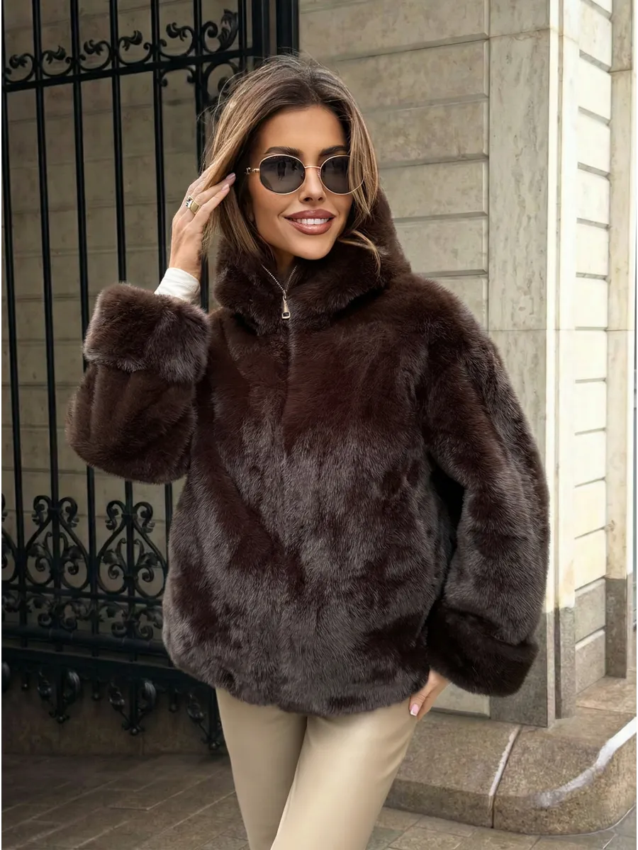 Коричневая шуба искусственная зимняя короткая с капюшоном