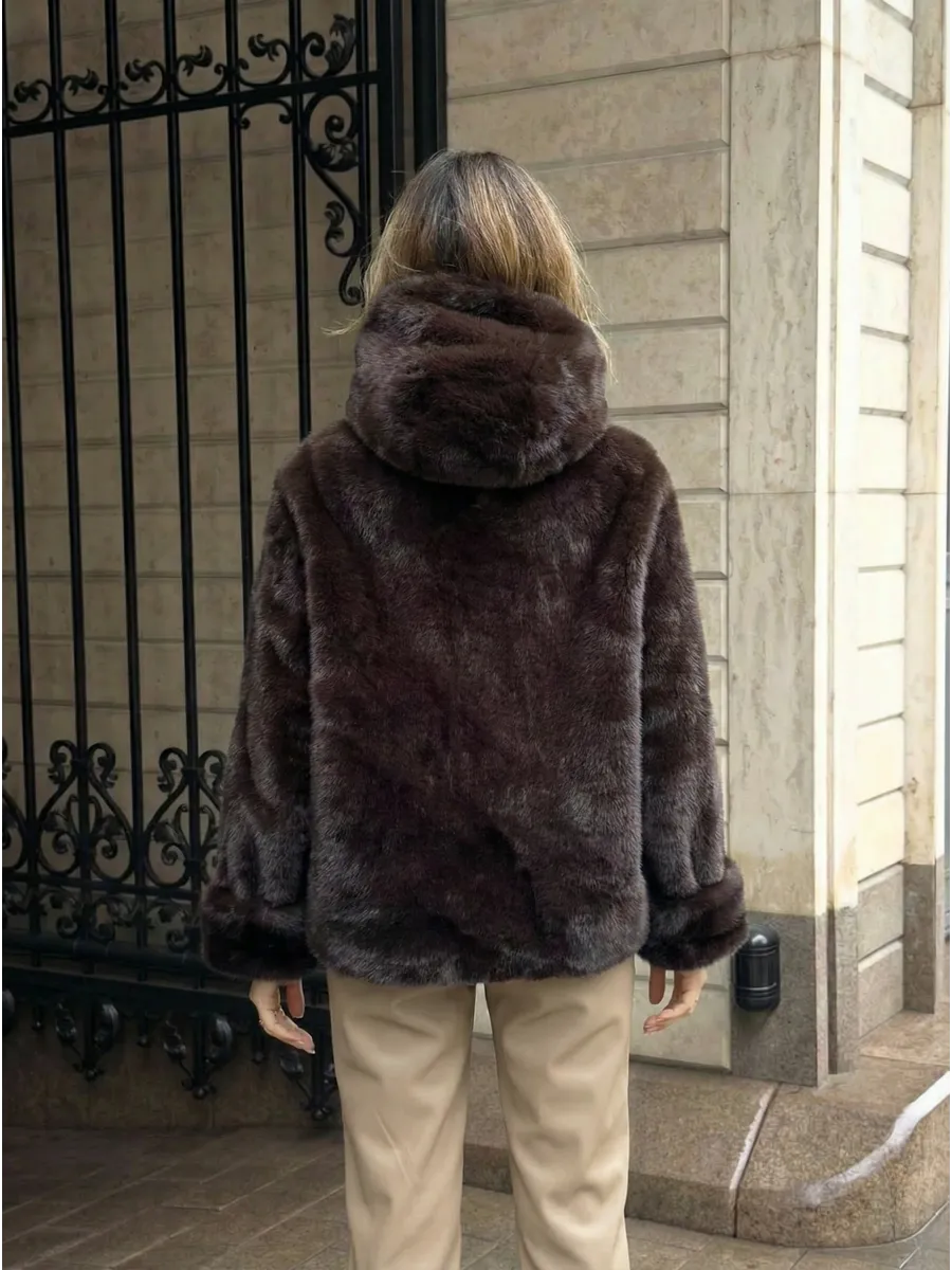 Коричневая шуба искусственная зимняя короткая с капюшоном