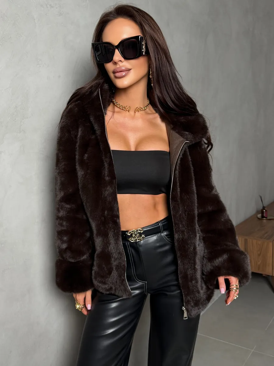 Коричневая шуба искусственная зимняя короткая с капюшоном