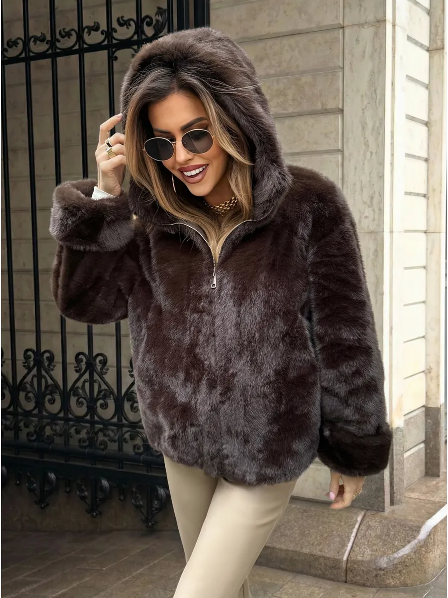 Коричневая шуба искусственная зимняя короткая с капюшоном