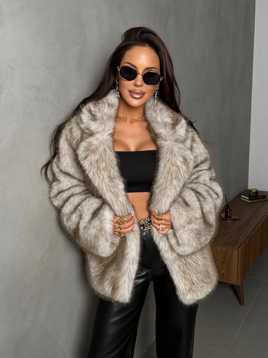 Молочная шуба искусственная зимняя короткая