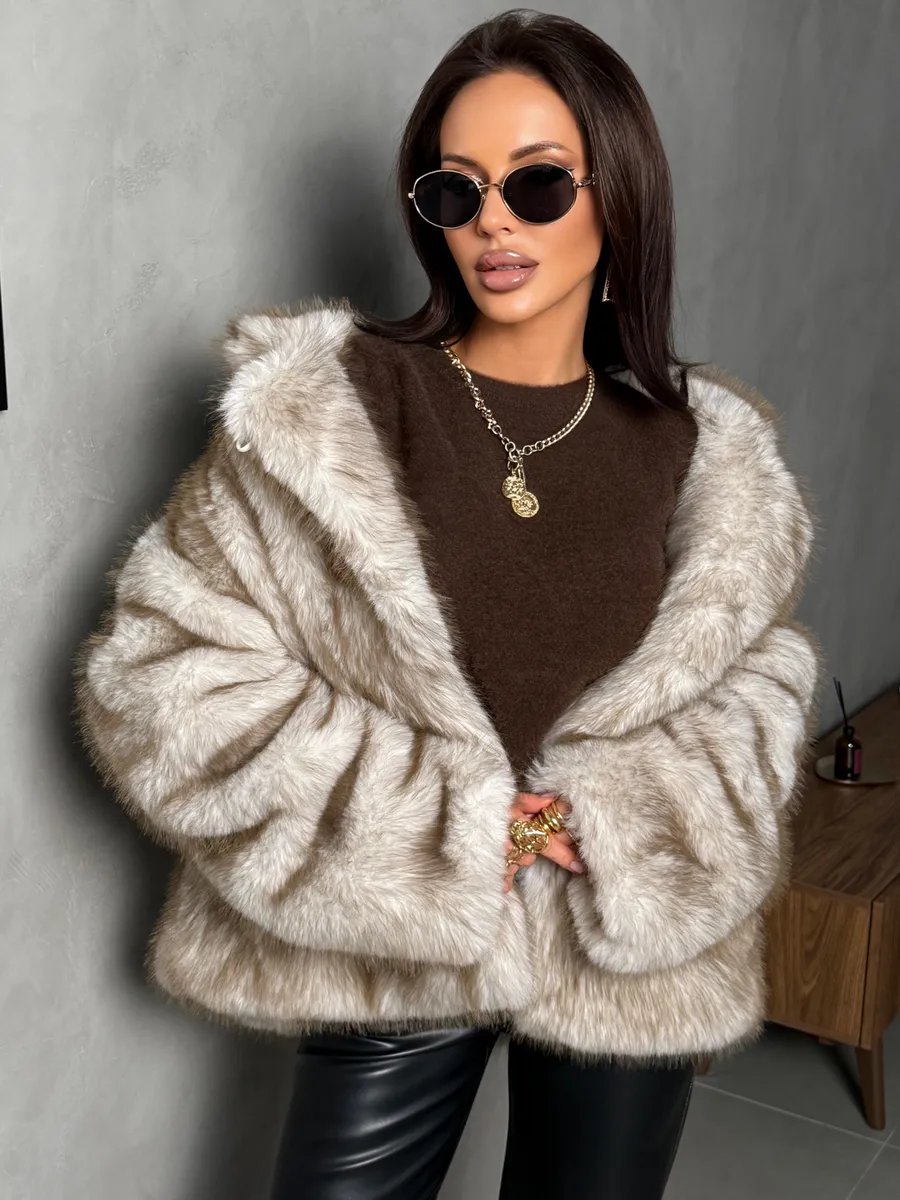 Молочная шуба искусственная зимняя короткая