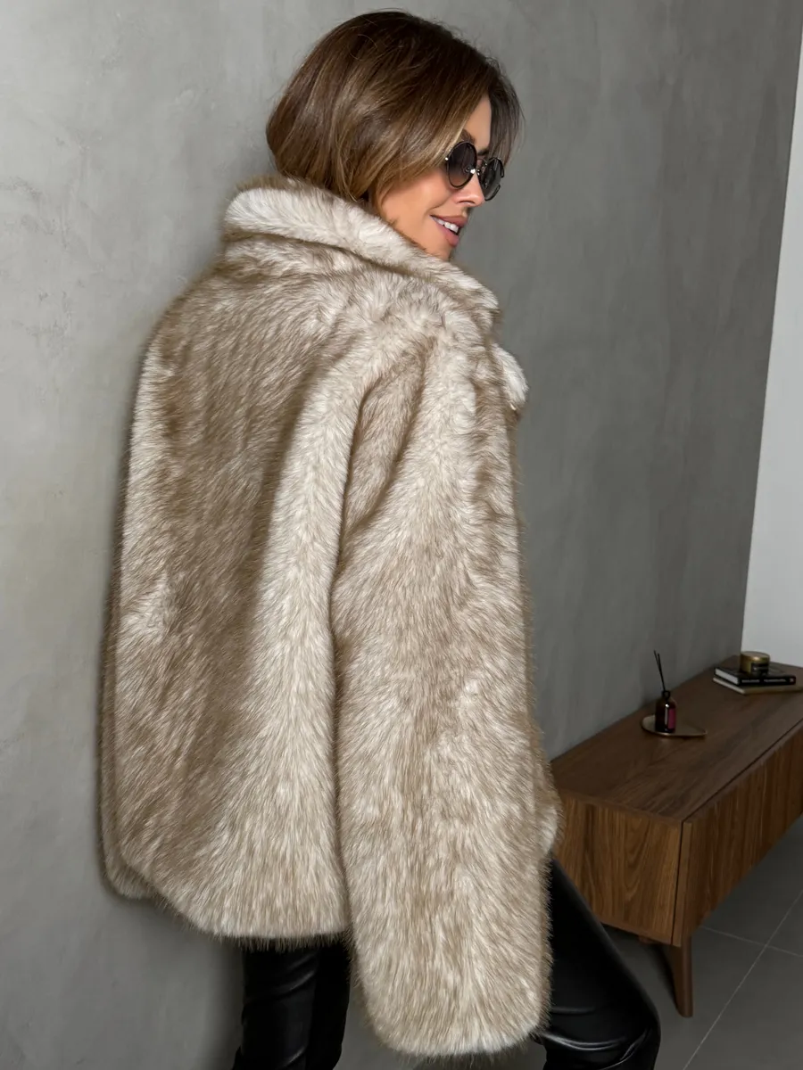 Молочная шуба искусственная зимняя короткая