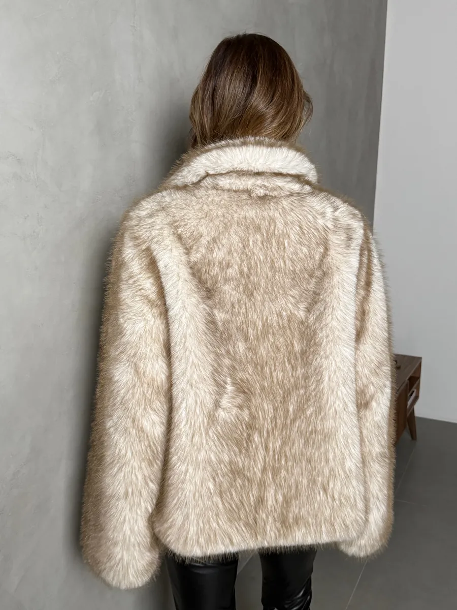 Молочная шуба искусственная зимняя короткая