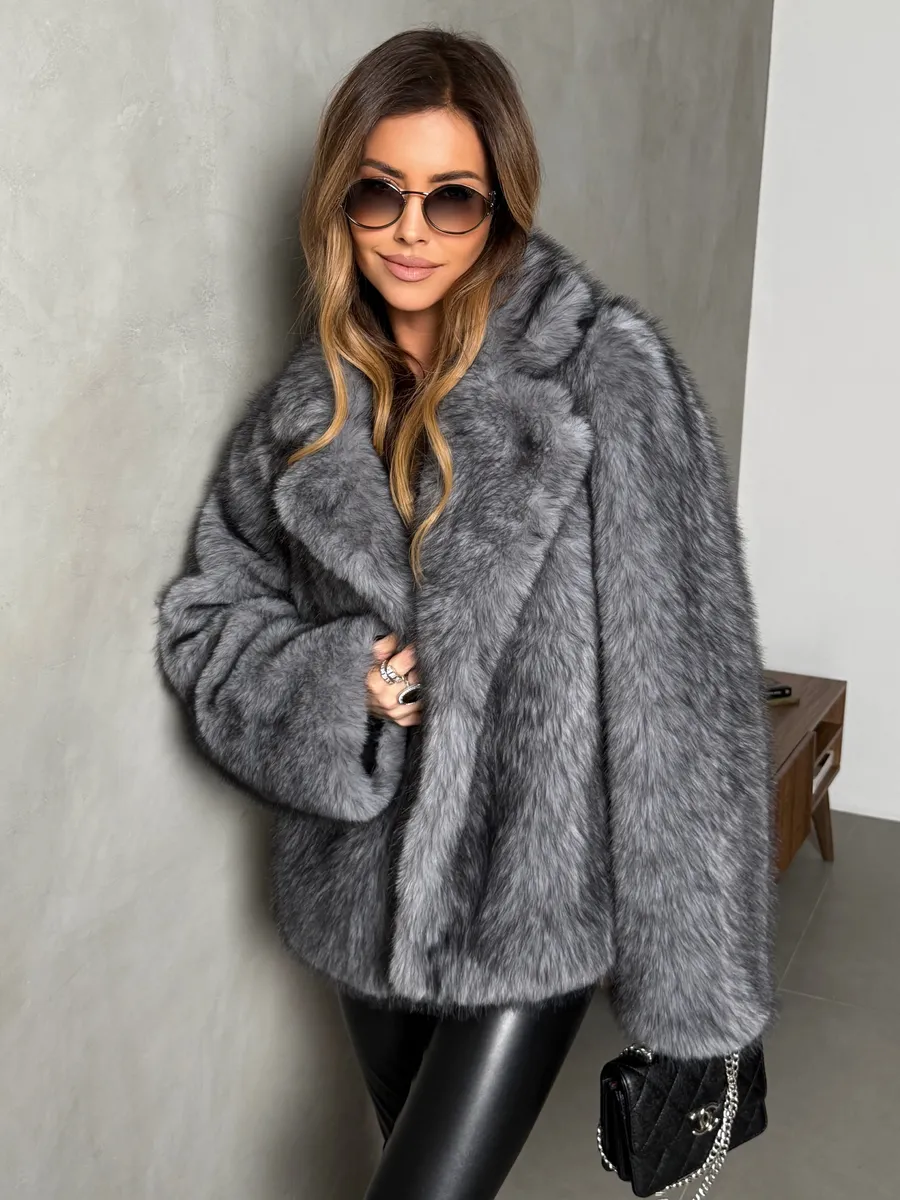 Серая шуба искусственная зимняя короткая