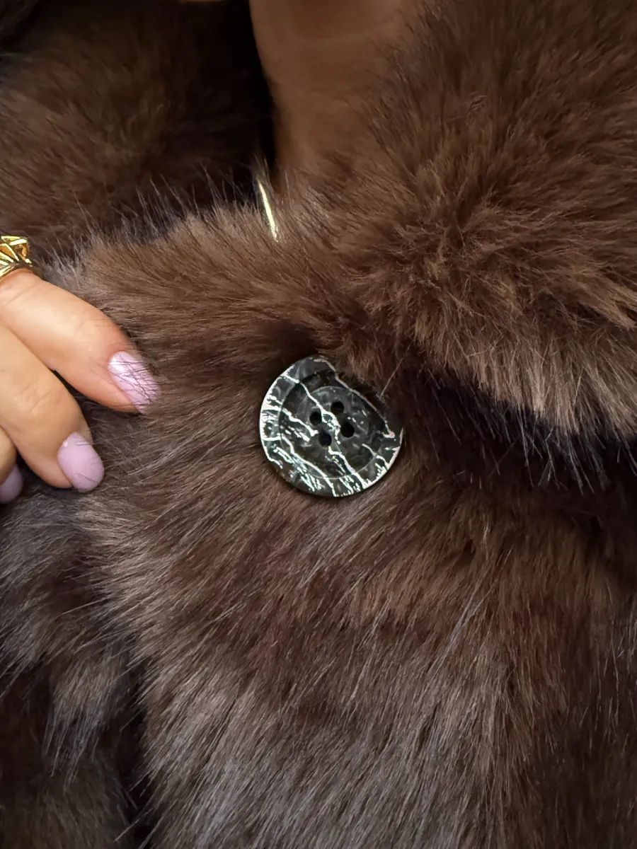 Коричневая шуба искусственная зимняя короткая