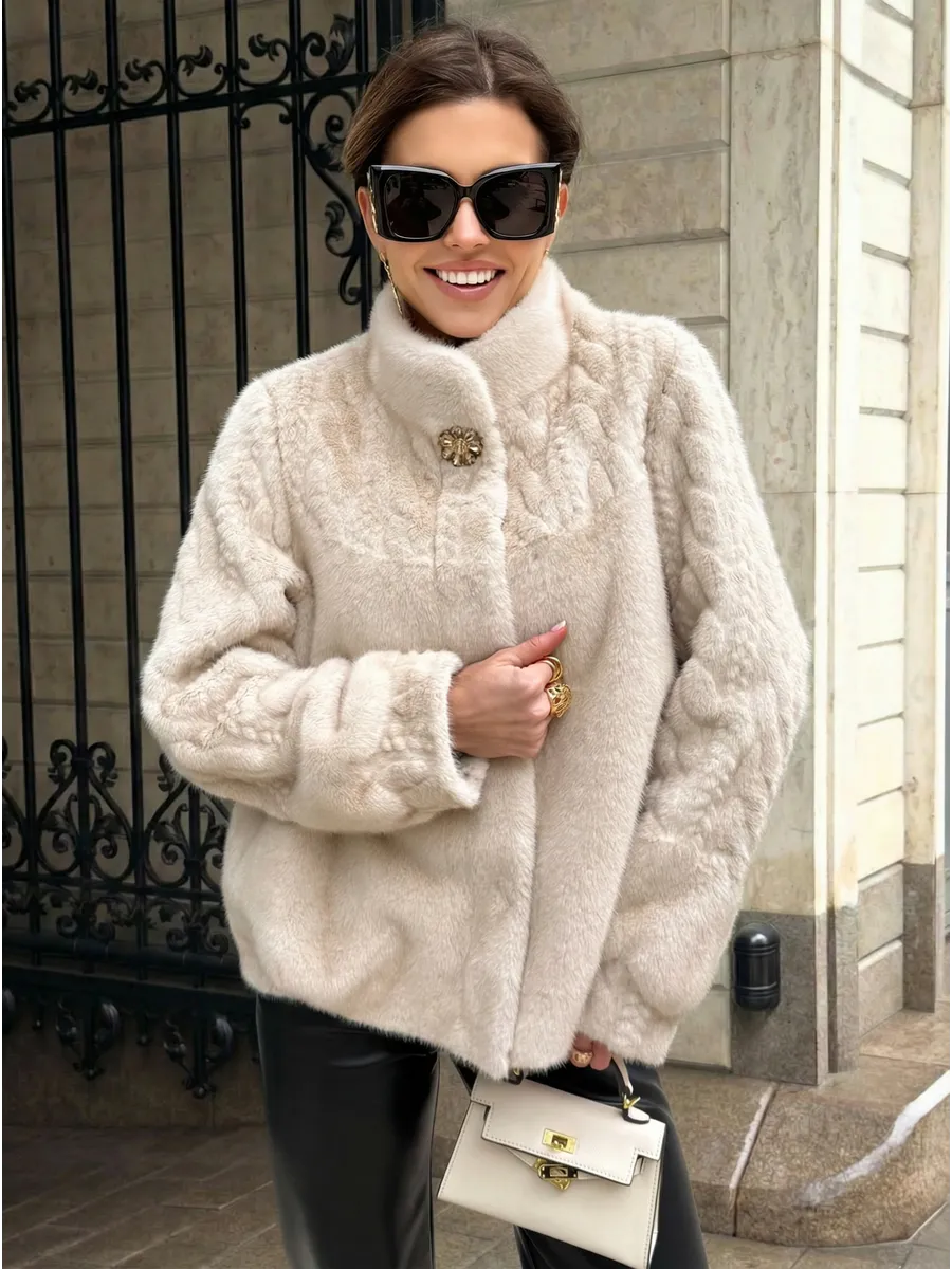 Молочная шуба искусственная зимняя короткая