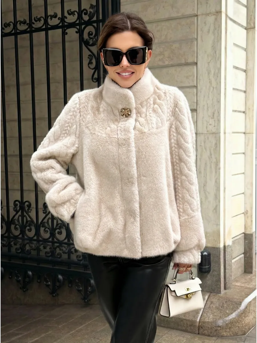 Молочная шуба искусственная зимняя короткая