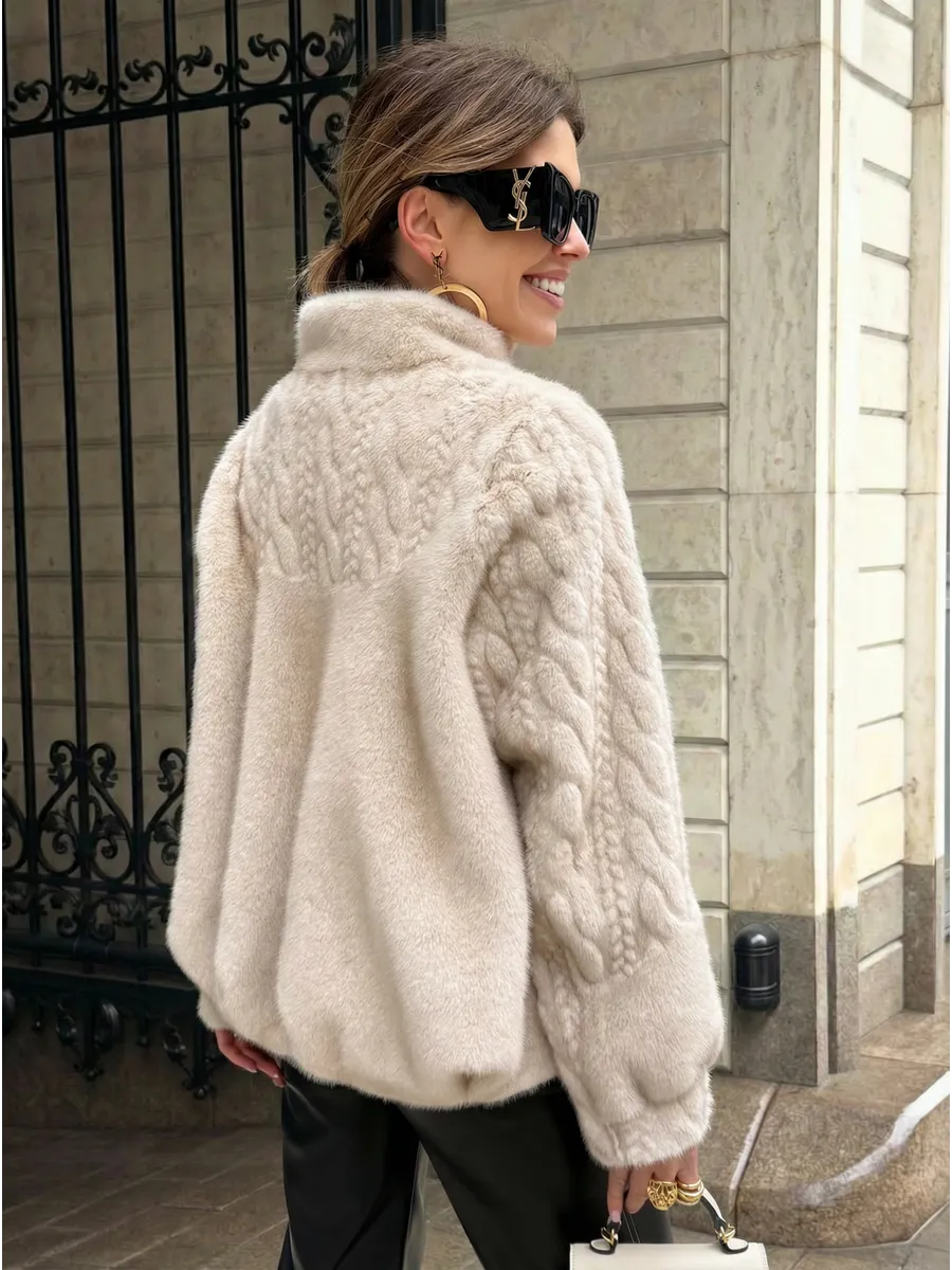 Молочная шуба искусственная зимняя короткая