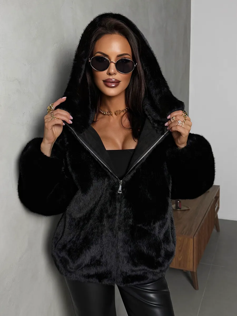 Шуба искусственная зимняя короткая с капюшоном