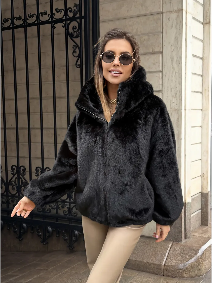 Черная шуба искусственная зимняя короткая с капюшоном