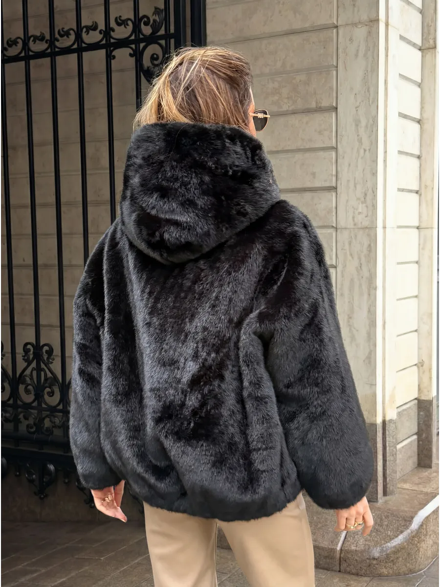 Черная шуба искусственная зимняя короткая с капюшоном