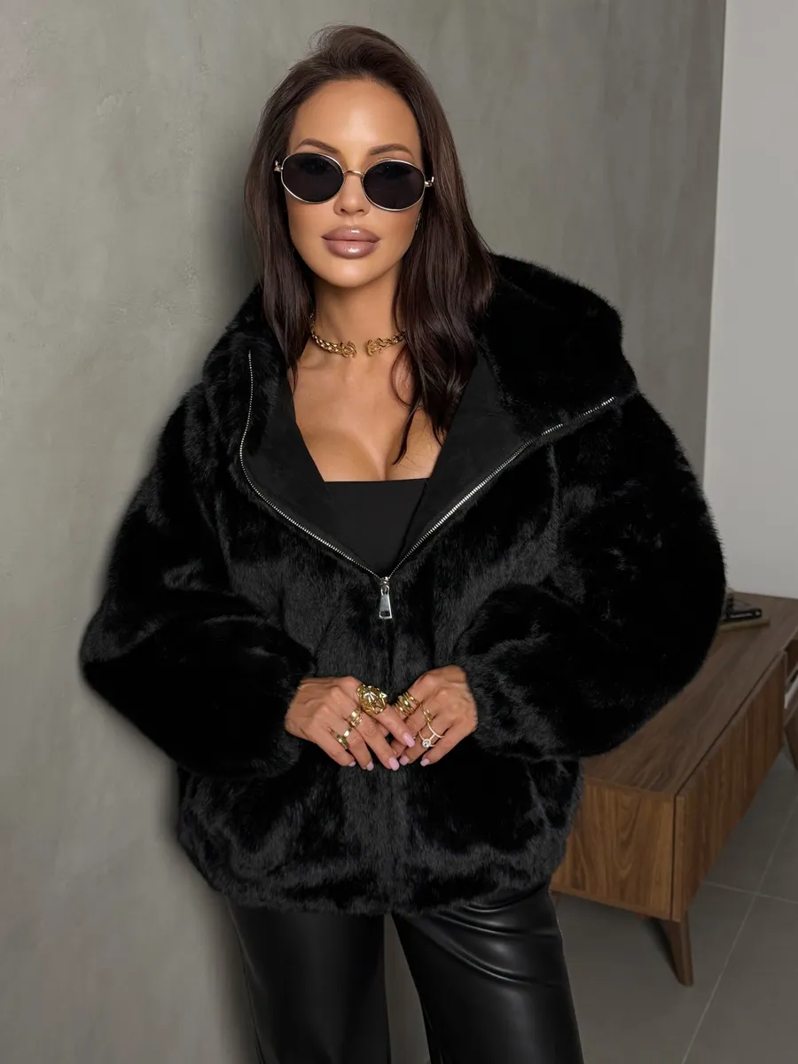 Шуба искусственная зимняя короткая с капюшоном