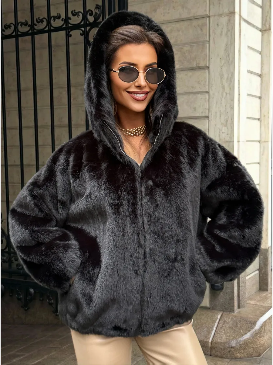 Черная шуба искусственная зимняя короткая с капюшоном