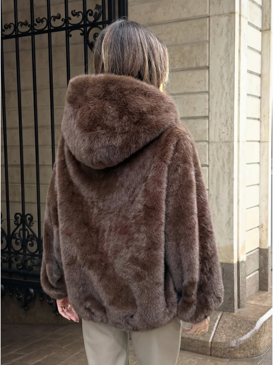 Шуба искусственная зимняя короткая с капюшоном