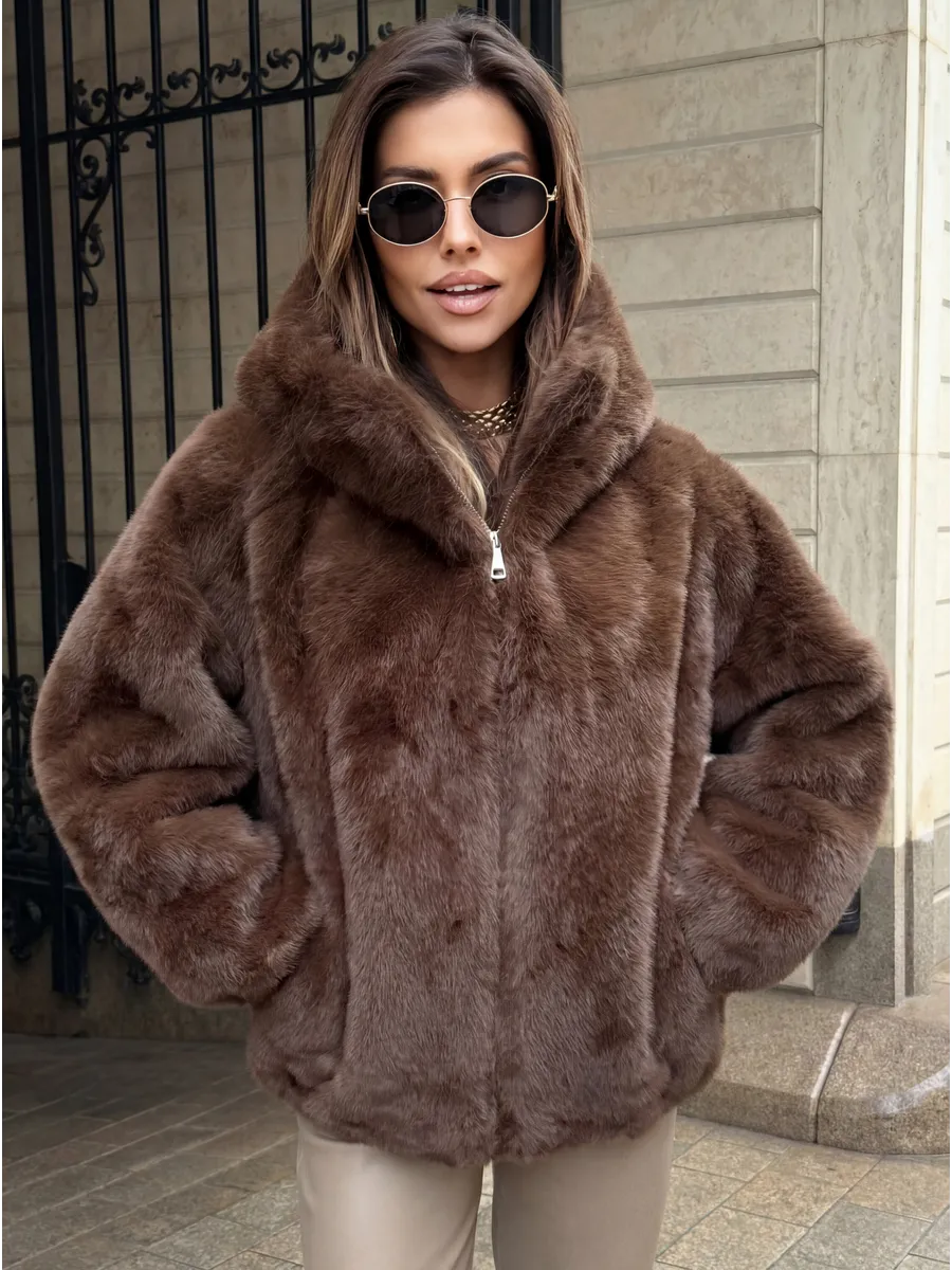 Шуба искусственная зимняя короткая с капюшоном