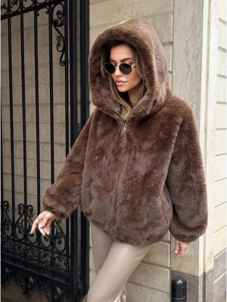 Шуба искусственная зимняя короткая с капюшоном