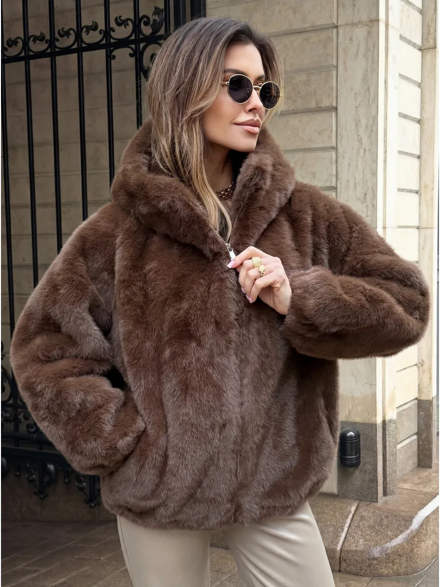 Шуба искусственная зимняя короткая с капюшоном