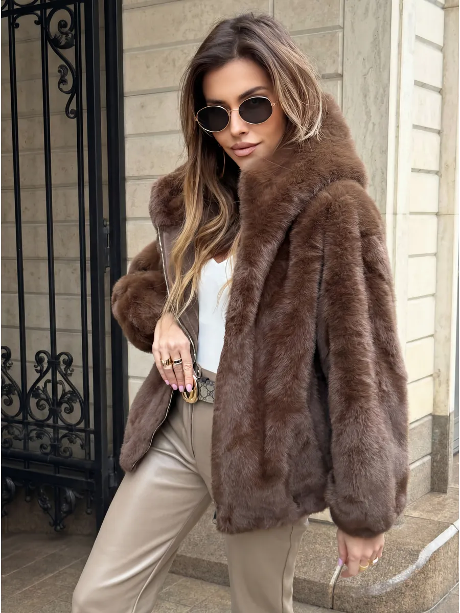 Шуба искусственная зимняя короткая с капюшоном