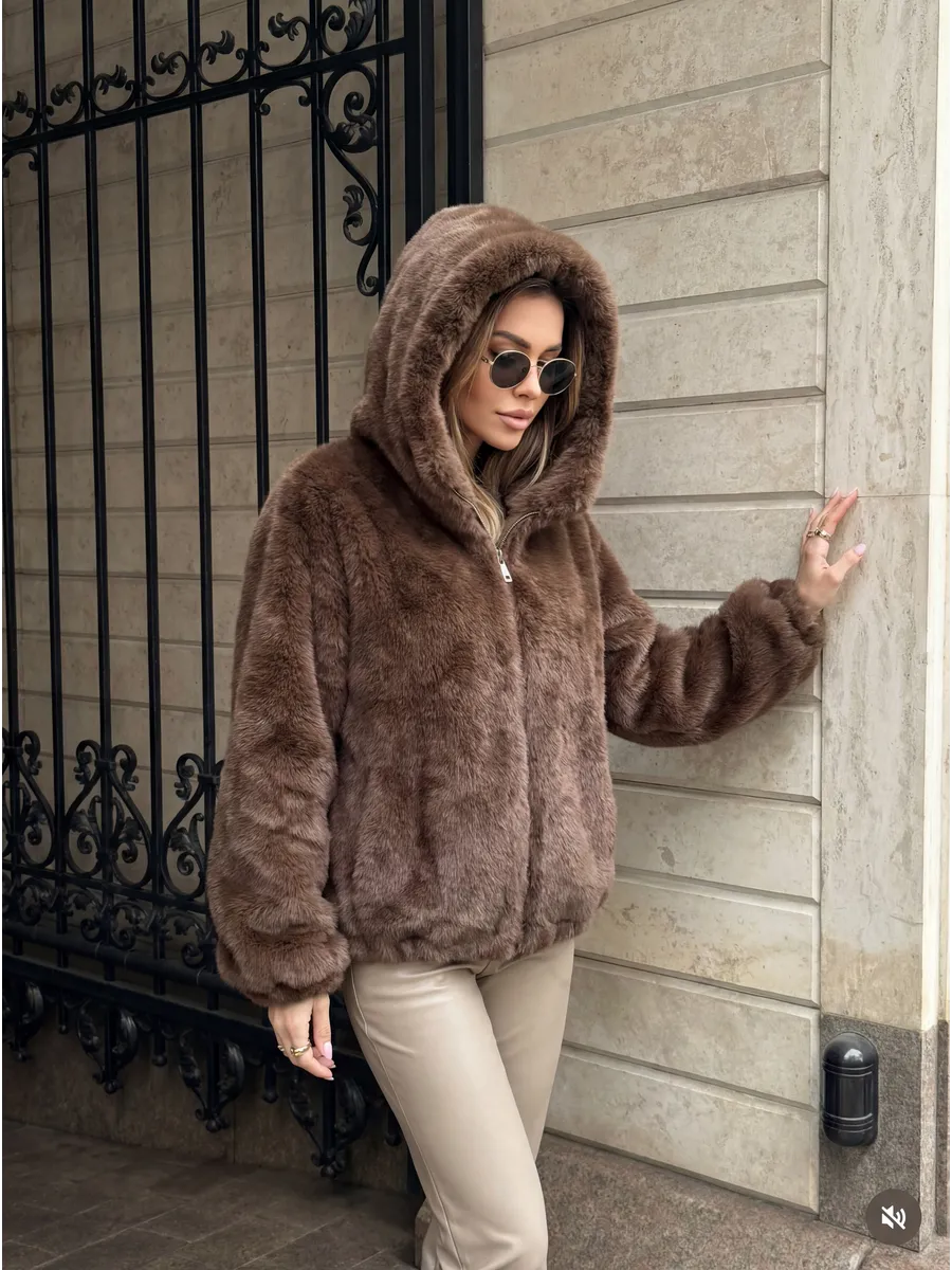 Шуба искусственная зимняя короткая с капюшоном