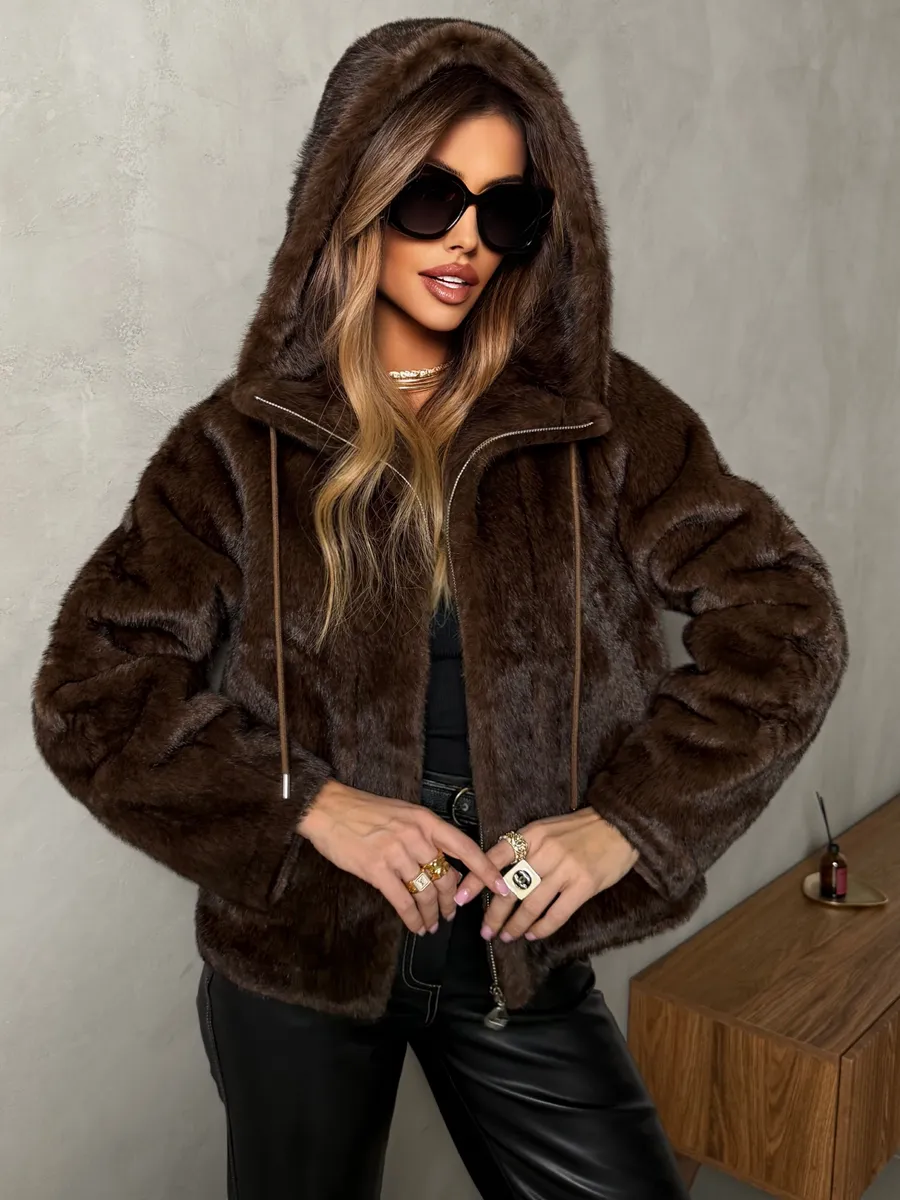 Шуба искусственная зимняя короткая с капюшоном