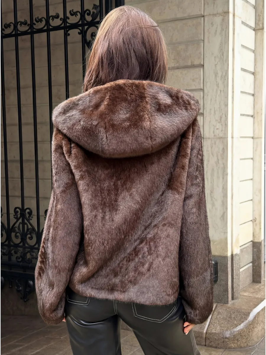 Коричневая шуба искусственная зимняя короткая с капюшоном