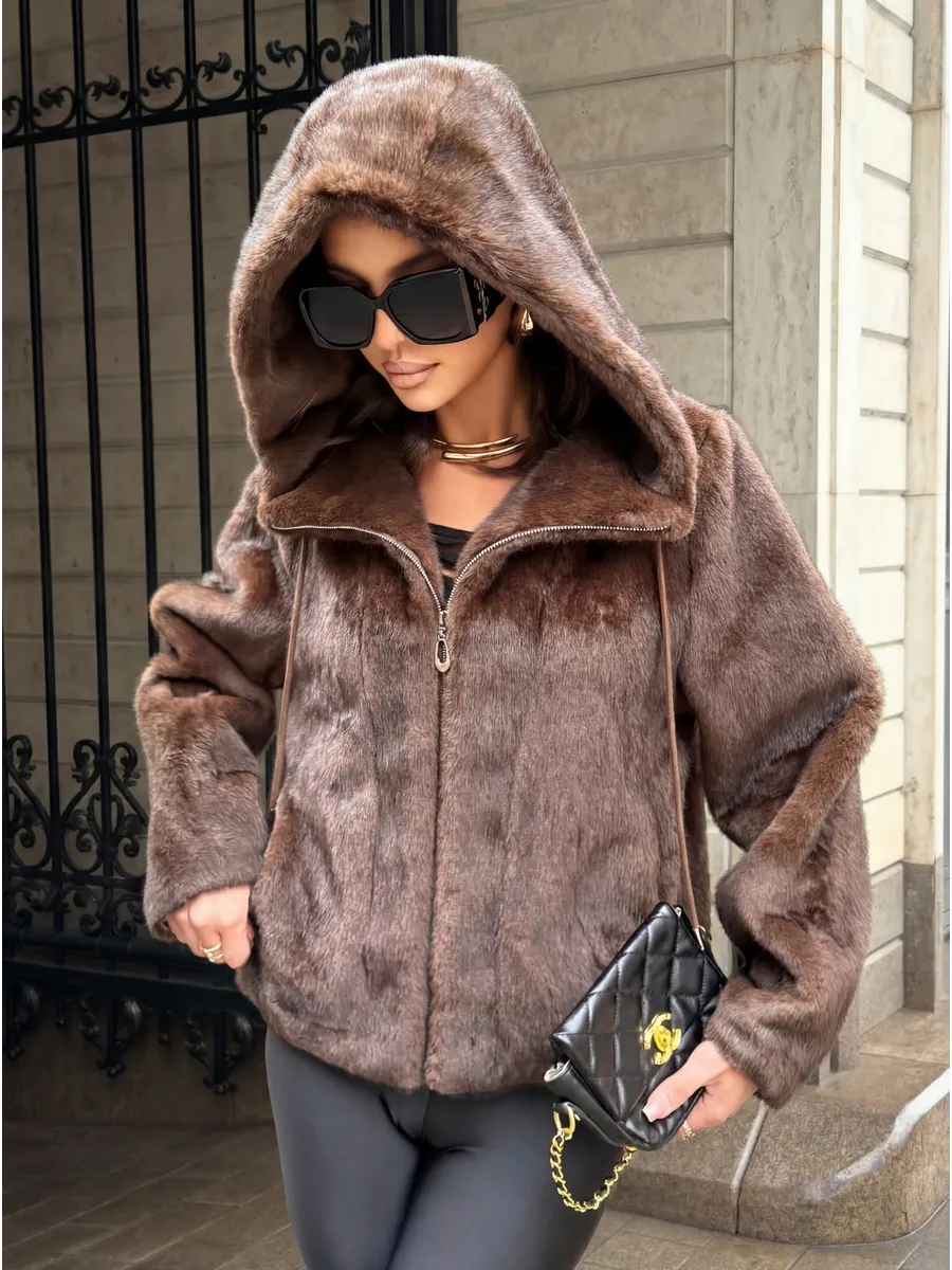 Коричневая шуба искусственная зимняя короткая с капюшоном