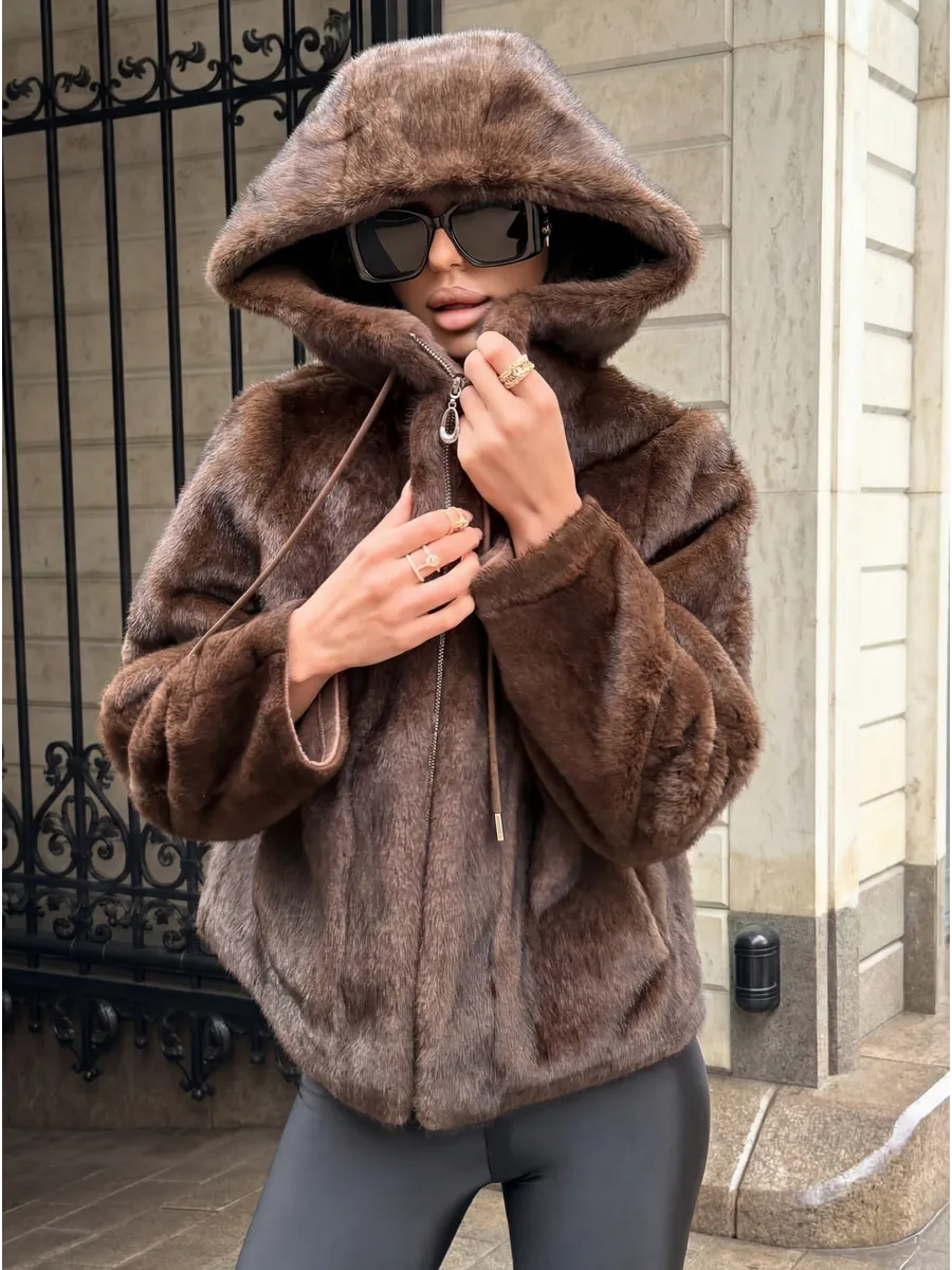 Коричневая шуба искусственная зимняя короткая с капюшоном