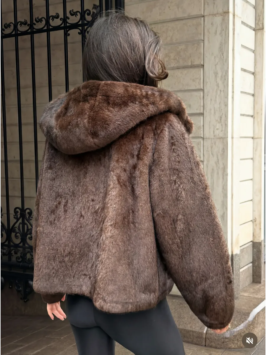 Коричневая шуба искусственная зимняя короткая с капюшоном