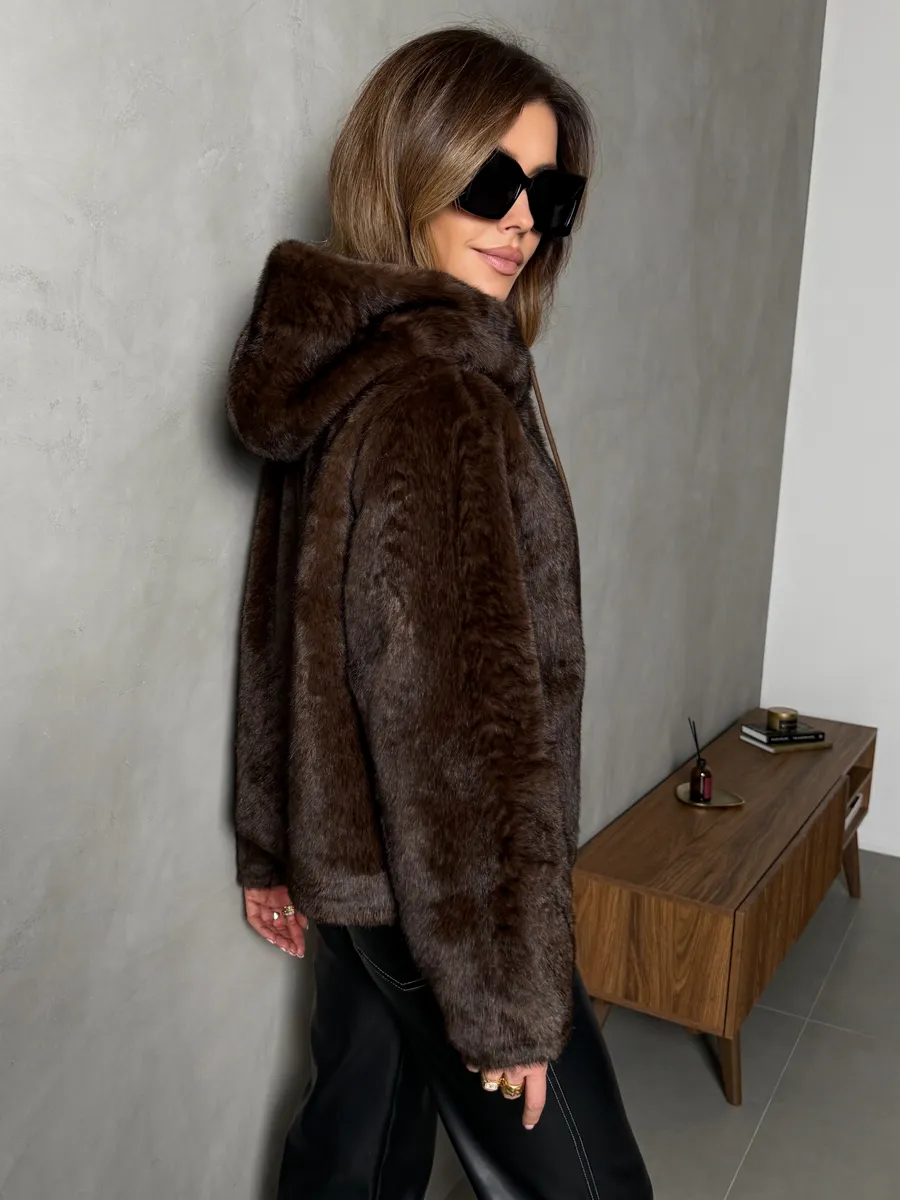 Коричневая шуба искусственная зимняя короткая с капюшоном